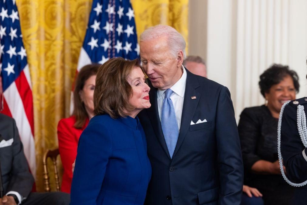 Pelosi nega ter liderado campanha para afastar Biden