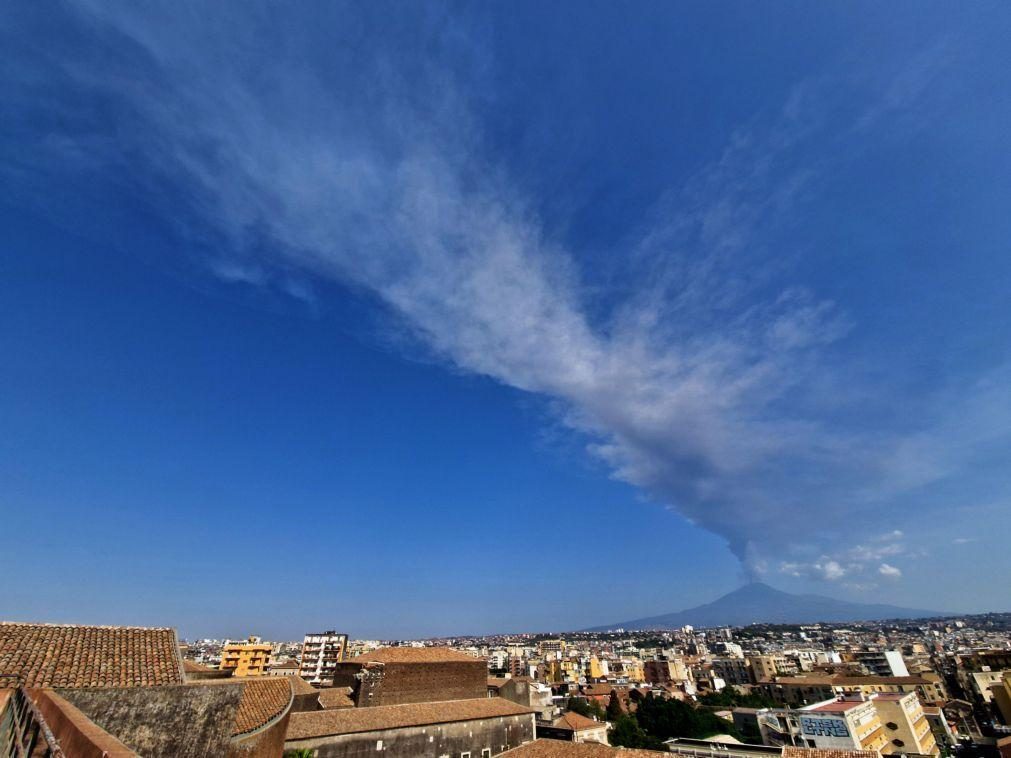 Vulcão Etna voltou a entrar em erupção