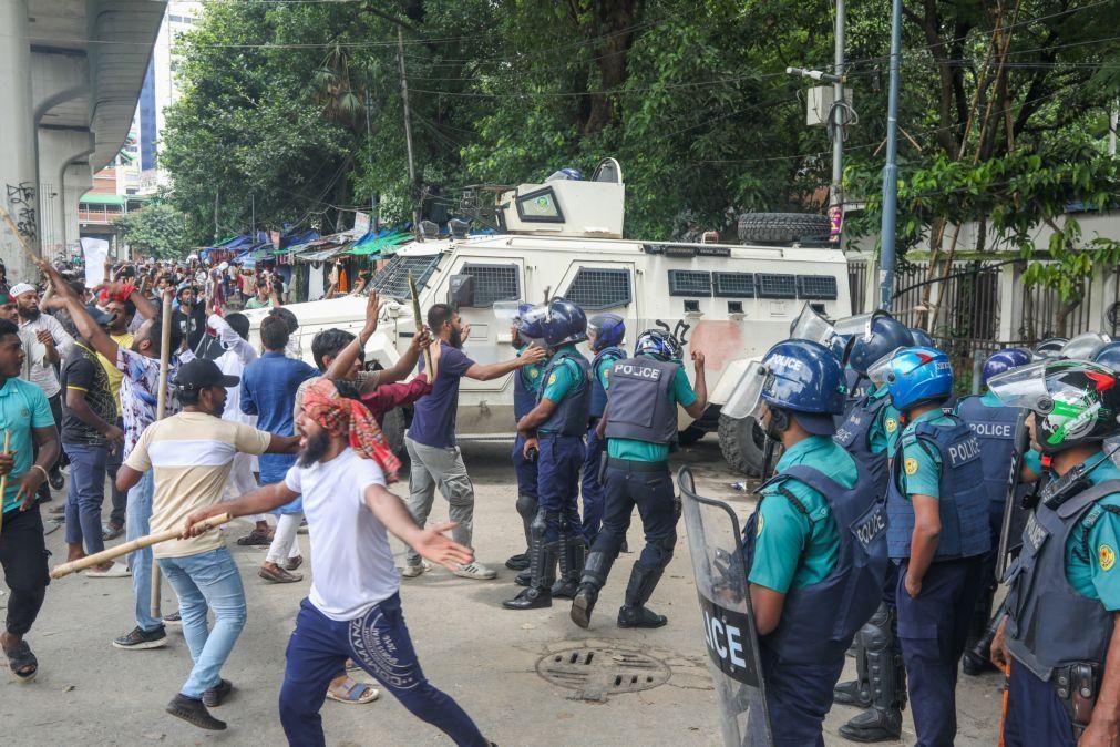 Protestos antigovernamentais no Bangladesh provocaram hoje uma centena de mortos