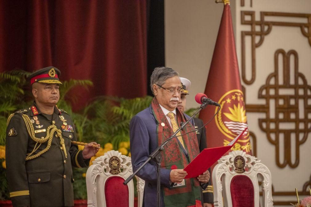 Presidente do Bangladesh liberta líder da oposição e manifestantes detidos