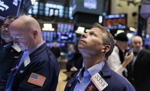 Wall Street inverte tendência com que abriu a sessão e fecha em perda