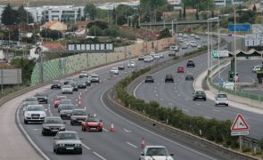 Um morto e três feridos em acidente que cortou A5 no sentido Lisboa-Cascais