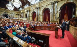 Parlamento catalão inicia investidura de novo governo com paradeiro de Puigdemont desconhecido