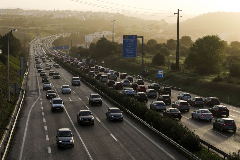 Trânsito reaberto na A5 entre Lisboa e Cascais após acidente com um morto