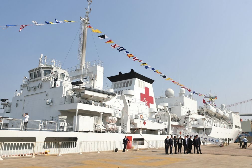 Moçambicanos e chineses trocam experiências em navio-hospital atracado em Maputo