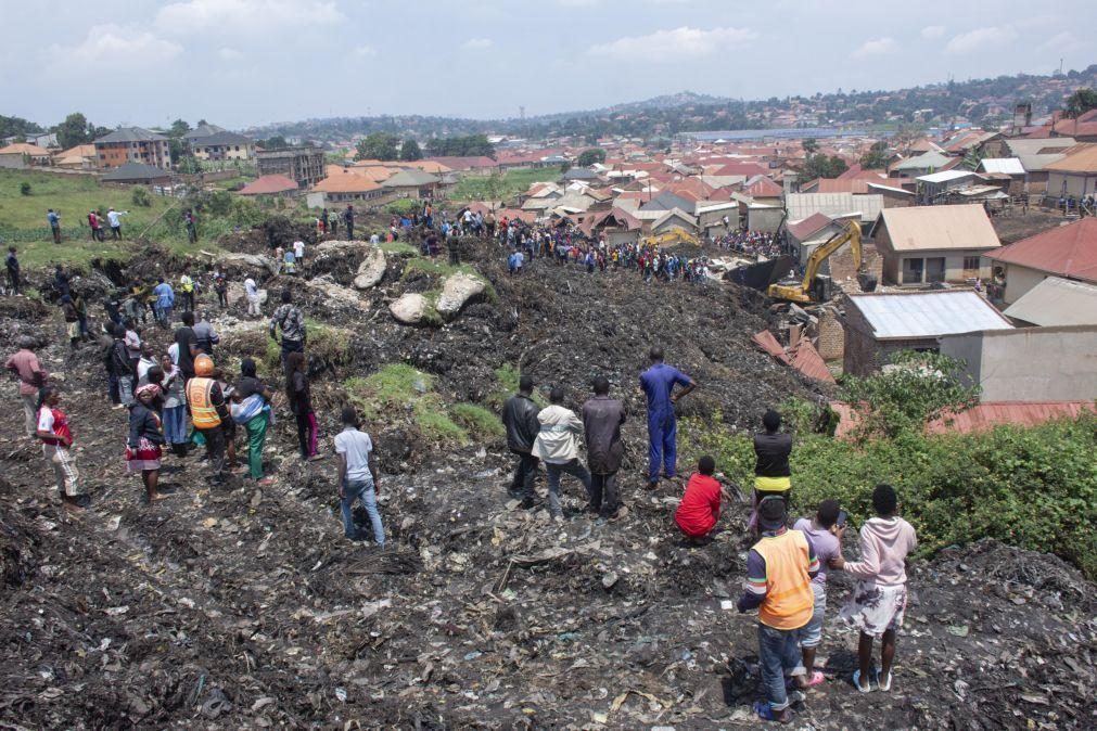 Duas crianças entre oito mortos após deslizamento de aterro sanitário no Uganda