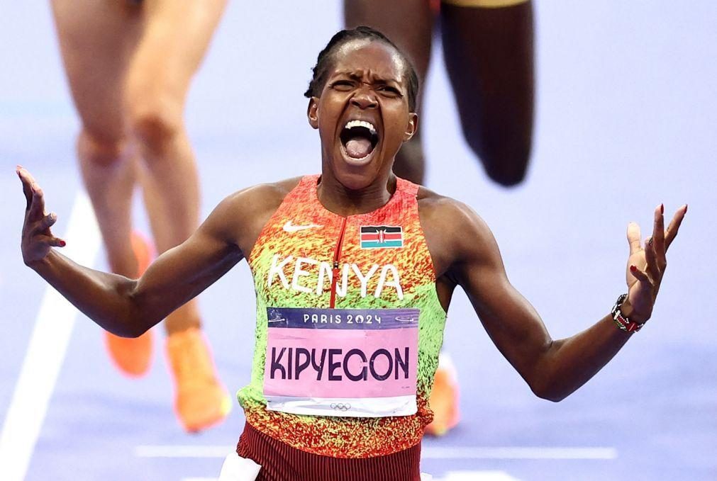 Faith Kipyegon tricampeã dos 1.500 metros com novo recorde olímpico