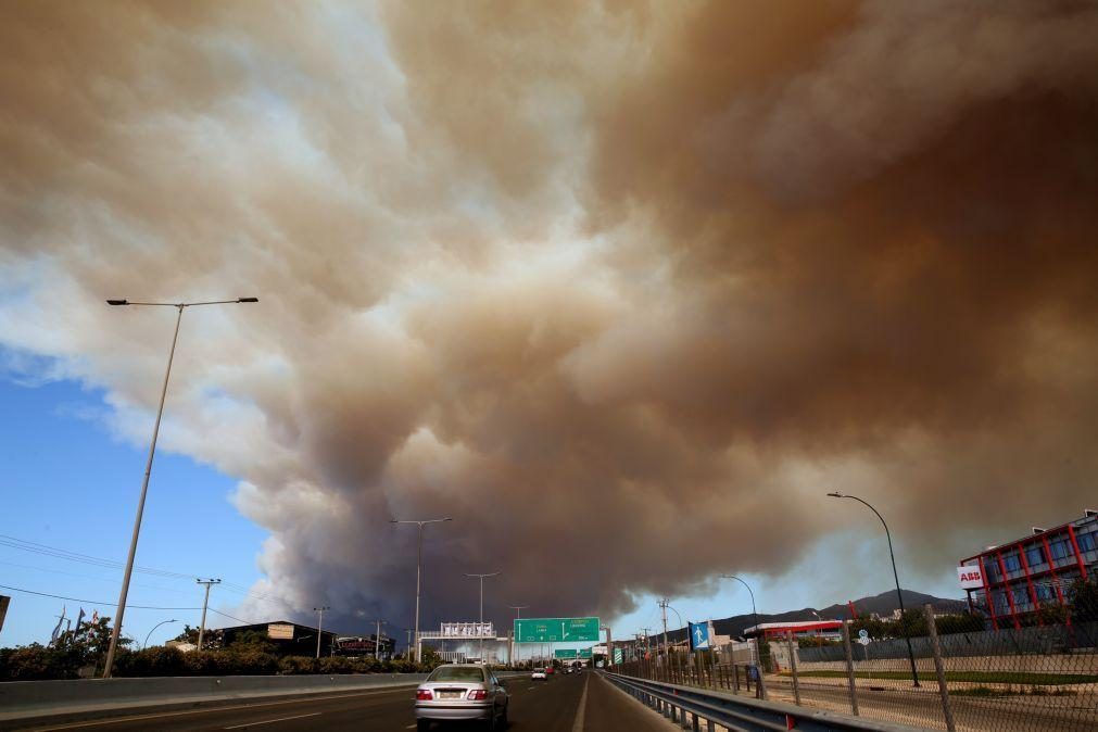 Dois incêndios nos arredores de Atenas levam a retirada de milhares de pessoas