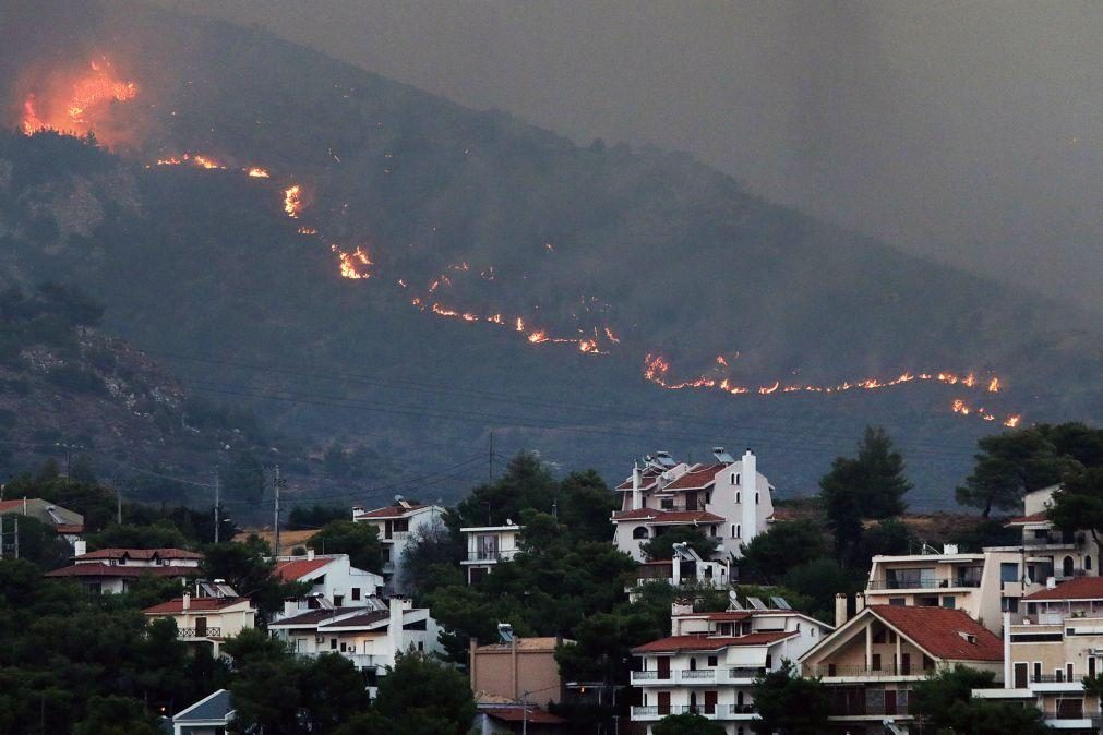 Incêndio leva à evacuação de mais cinco comunidades nos arredores de Atenas