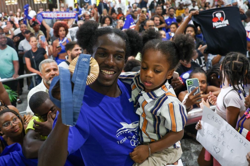 Paris2024: David Pina 'abraçado' por Cabo Verde na chegada a Lisboa