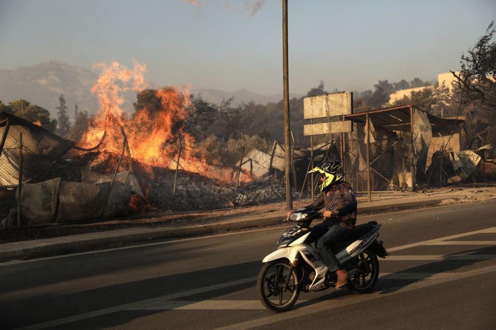 Prossegue terceiro dia de combate a enorme incêndio em torno de Atenas