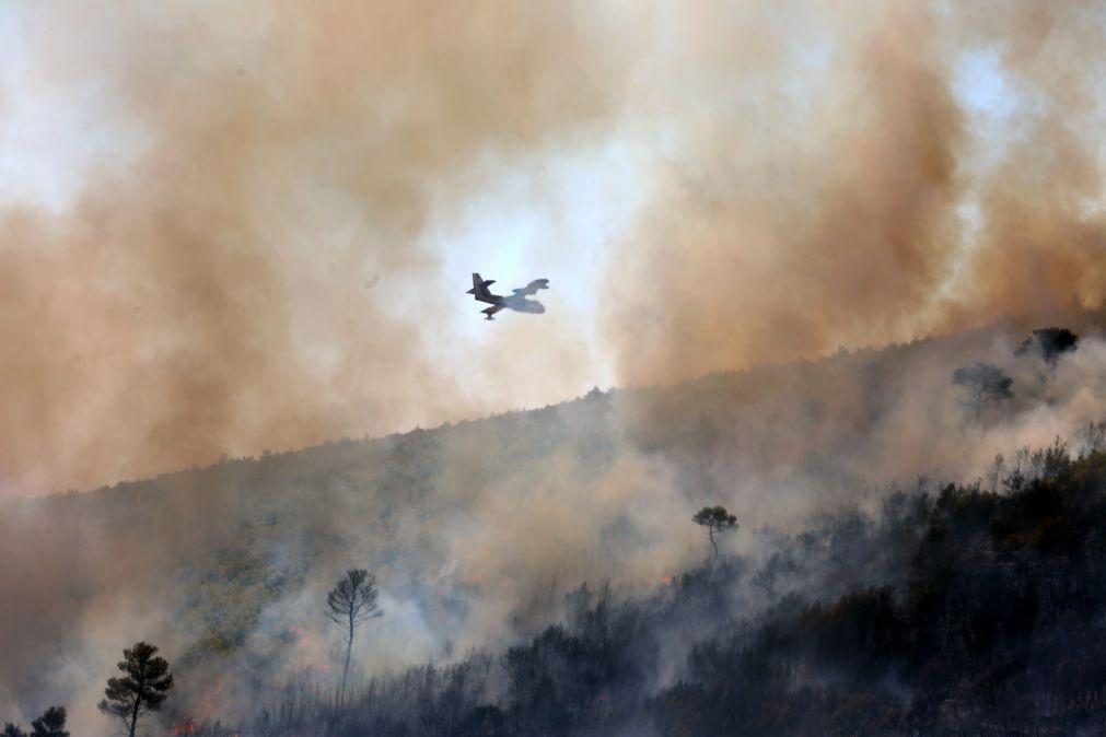 Fogo em mato em Fornos de Algodres mobiliza dez meios aéreos