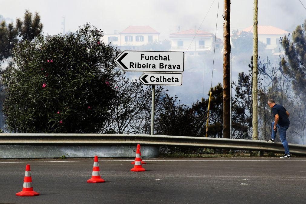 Fogo continua a lavrar na Ribeira Brava com duas frentes ativas