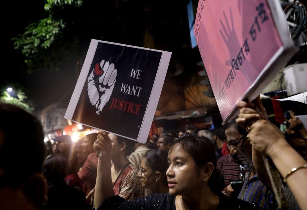 Profissionais de saúde indianos intensificam protestos após violação de médica