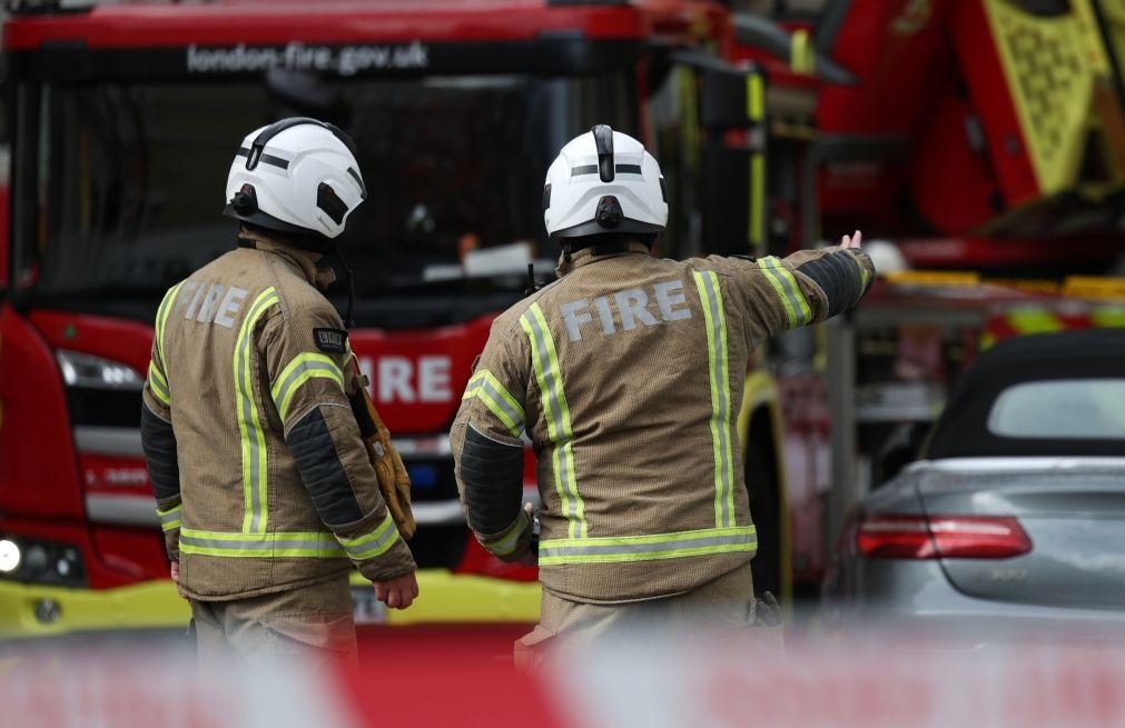 Incêndio na Somerset House em Londres controlado e combatido por mais de 100 bombeiros