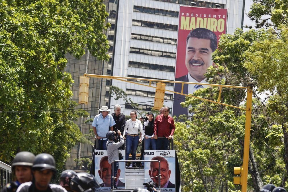 Venezuela: Milhares de opositores reclamam por 