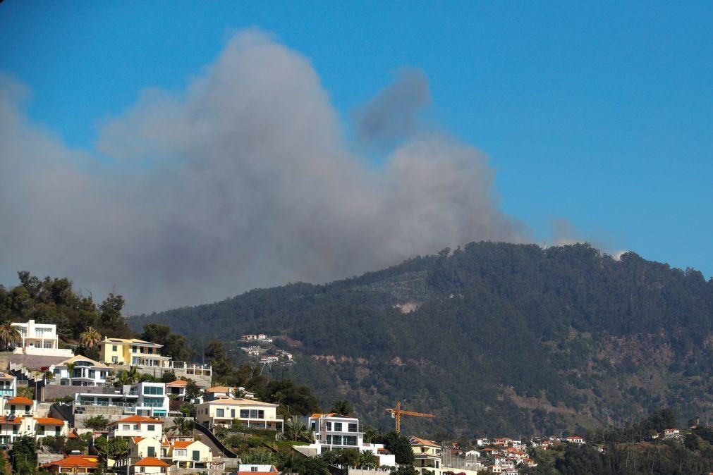 Mais de 100 bombeiros apoiados por 37 veículos combatem fogo na Madeira