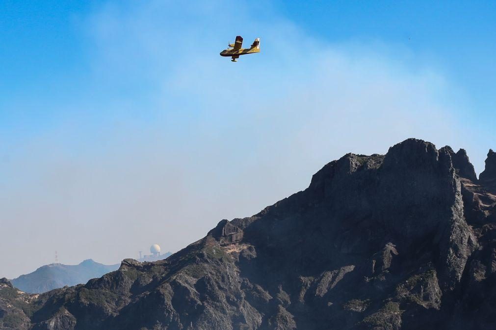 Aviões Canadair atuam na cordilheira central e helicóptero na Ponta do Sol