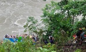 Pelo menos 27 mortos e 16 feridos em despiste de autocarro turístico no Nepal