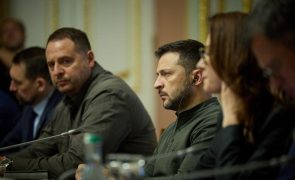 Ucrânia: Zelensky assinala que guerra está 