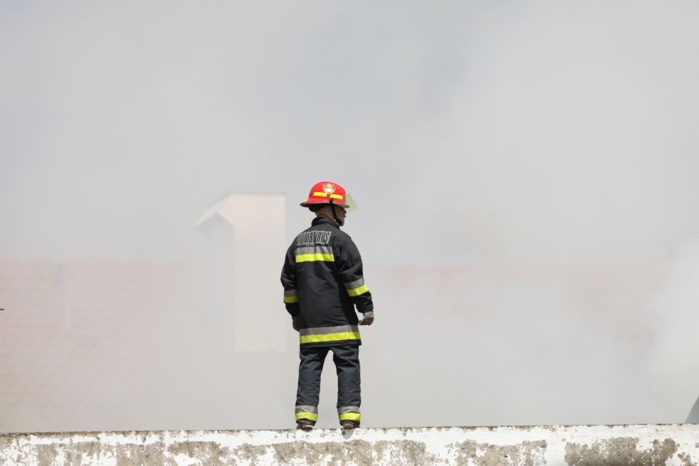 Moradores de prédio no Seixal atingido por incêndio vão ficar alojados em casa de familiares