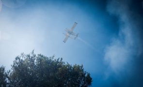 Mais de 100 bombeiros e 8 meios aéreos combatem fogo em Freixo de Espada à Cinta