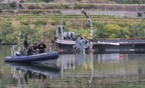 Embarcação com grua já está a remover destroços de helicóptero no Douro