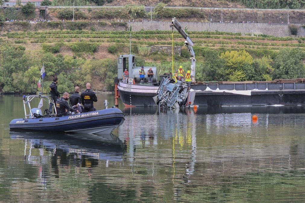 Embarcação com grua já está a remover destroços de helicóptero no Douro