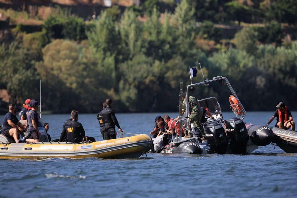 Mergulhadores retiram do rio Douro na terça-feira cauda do helicóptero acidentado