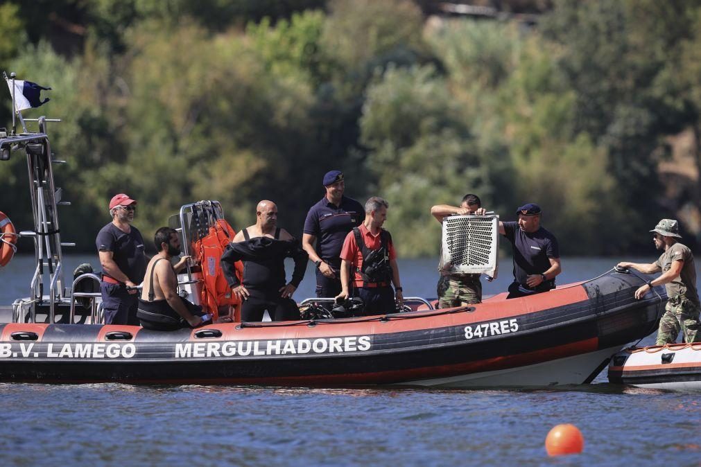 Mergulhadores prosseguem buscas no rio Douro e retiram hoje cauda do helicóptero