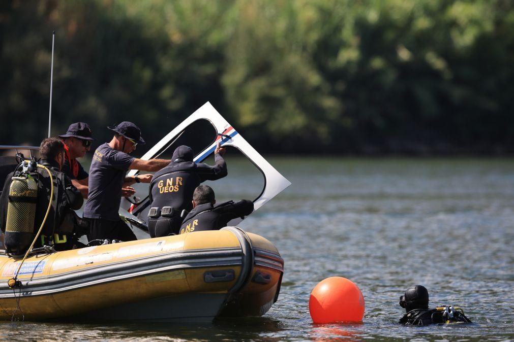 Piloto de helicóptero que caiu no Douro diz que ave na linha de voo o obrigou a desvio