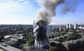 PM britânico pede desculpa pelo fogo na Torre de Grenfell que 