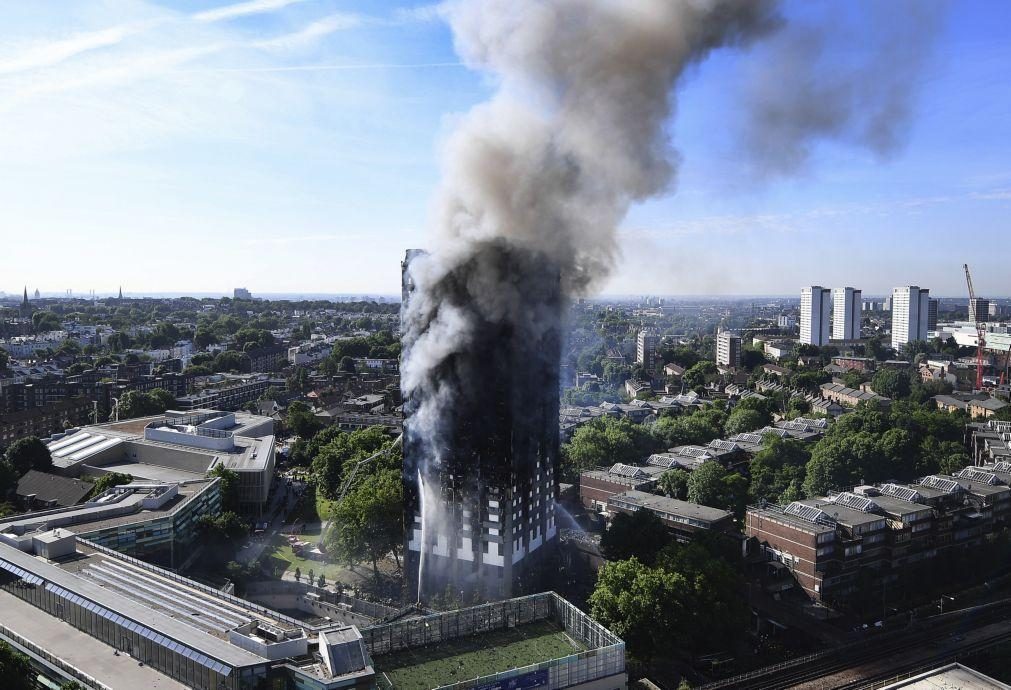 PM britânico pede desculpa pelo fogo na Torre de Grenfell que 