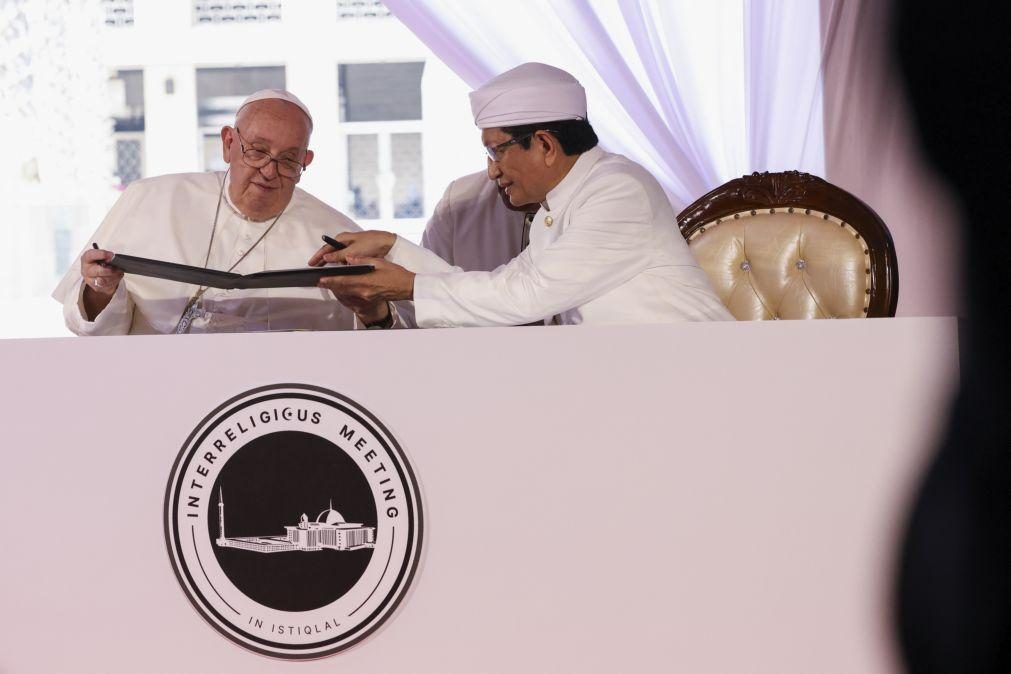 Papa e grande imã de Istiqlal juntos no túnel que liga mesquita a catedral