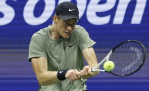 Número um mundial Jannik Sinner nas meias-finais após bater Medvedev no US Open