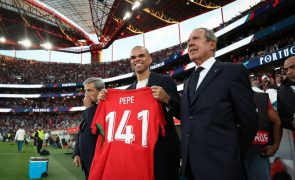 Liga Nações: FPF homenageia Pepe antes de jogo com Croácia com aplauso de Modric