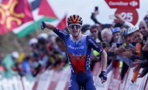 Vuelta: Eddie Dunbar vence etapa raínha, Roglic reforça liderança