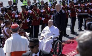 Papa Francisco recebido em Díli com vivas e cânticos dos timorenses