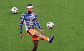 Futebolista Memphis Depay assina pelo Corinthians