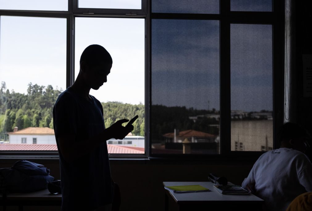 CDS-PP quer chamar especialistas à AR para debater uso de telemóvel nas escolas portuguesas