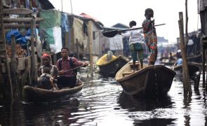 Cerca de 300 reclusos fugiram de prisão afetada pelas inundações na Nigéria