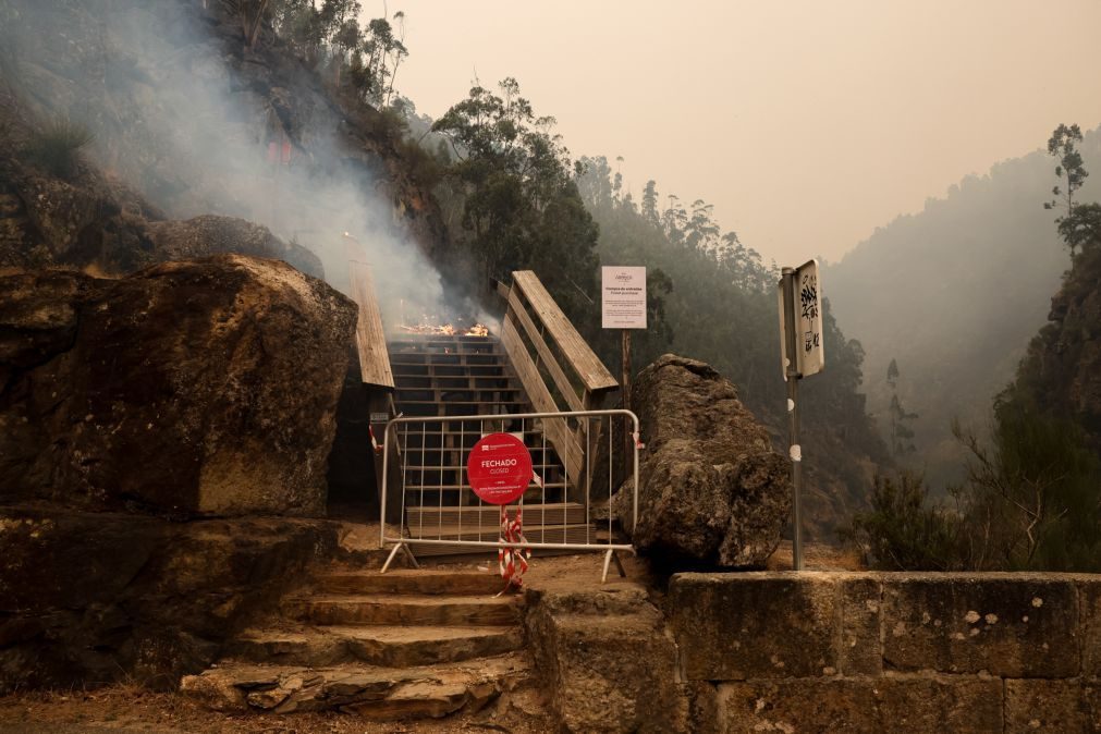 Passadiços de Arouca a arder num combate 