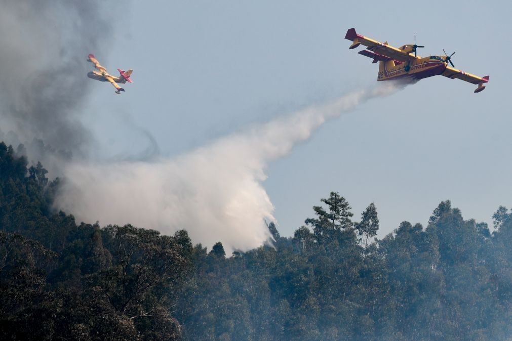 Oito aviões reforçaram combate e podem levar alívio a Vila Pouca de Aguiar