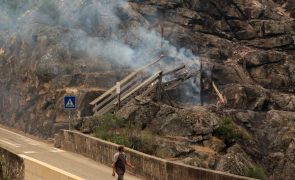 Arouca perdeu quase 2 km de passadiços e continua a arder com 