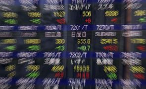 Bolsa de Tóquio fecha a ganhar 2,79%