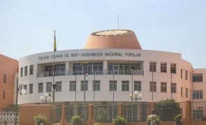 Grupo de deputados guineenses impedido de entrar no parlamento pela polícia