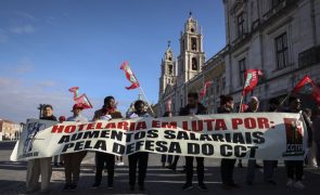 Dezenas de trabalhadores do turismo protestam em Mafra por melhores salários