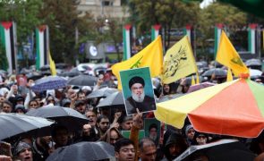 Milhares de iranianos em protesto pedem vingança pela morte de Nasrallah