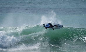 Cinco surfistas portugueses seguem em prova após dia de muita ação na Ericeira