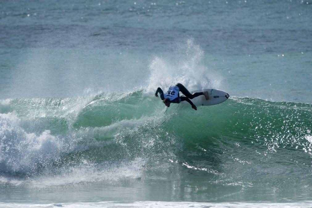 Cinco surfistas portugueses seguem em prova após dia de muita ação na Ericeira